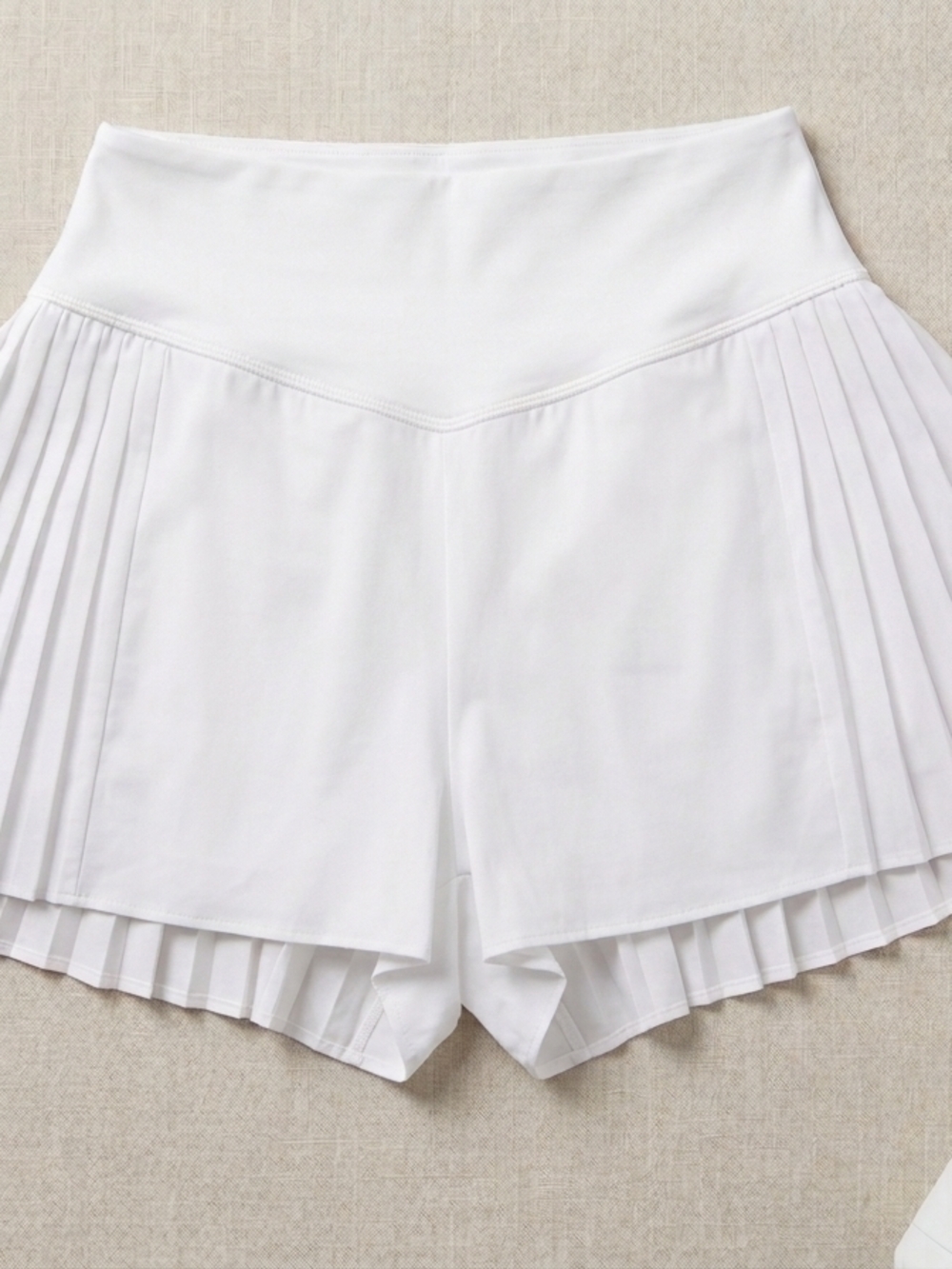 NWT AERIE Pleated Women’s Shorts SIZE LARGE - Picture 1 of 3